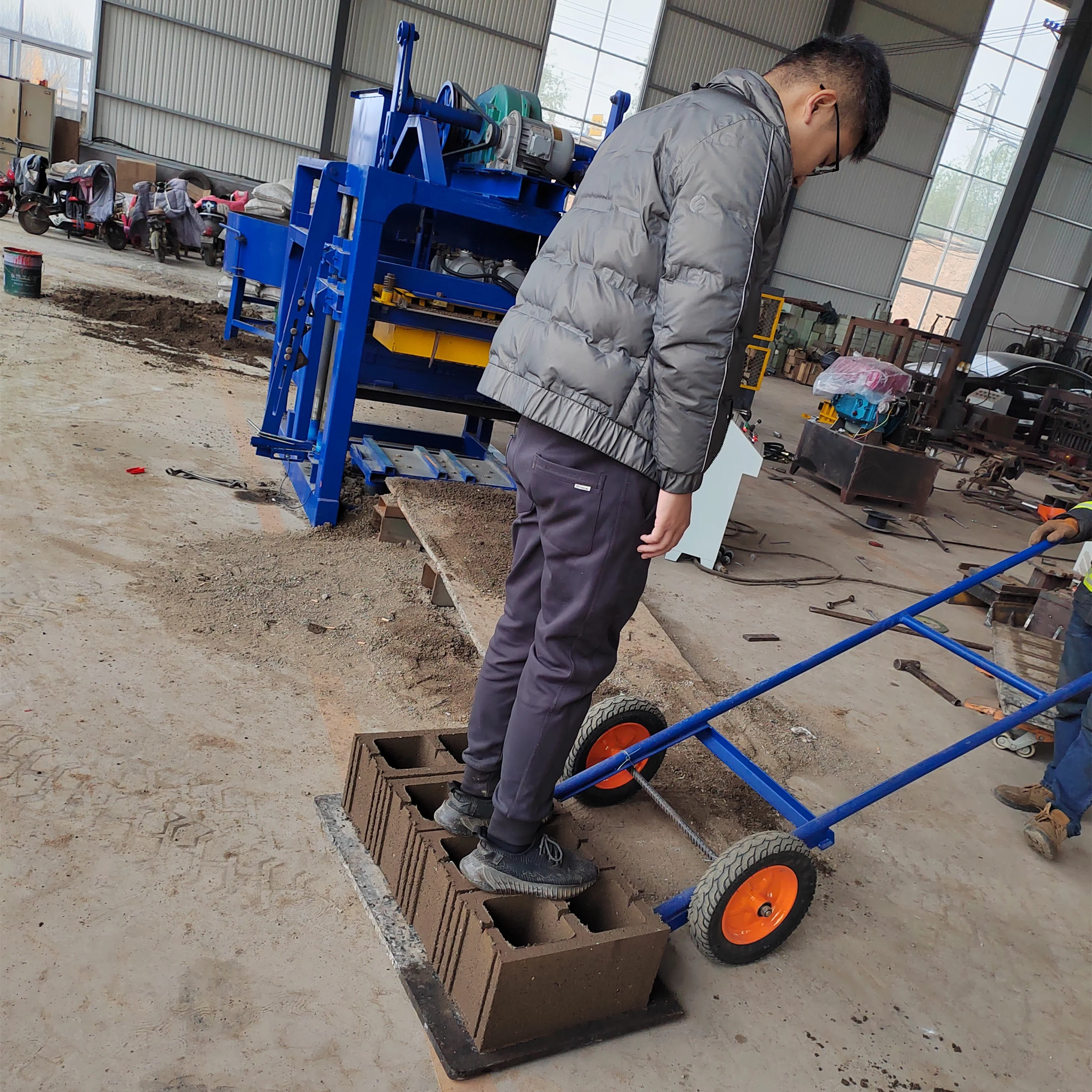 Cement hollow brick machine QT4-28 full-automatic concrete block forming machine sells well in Africa