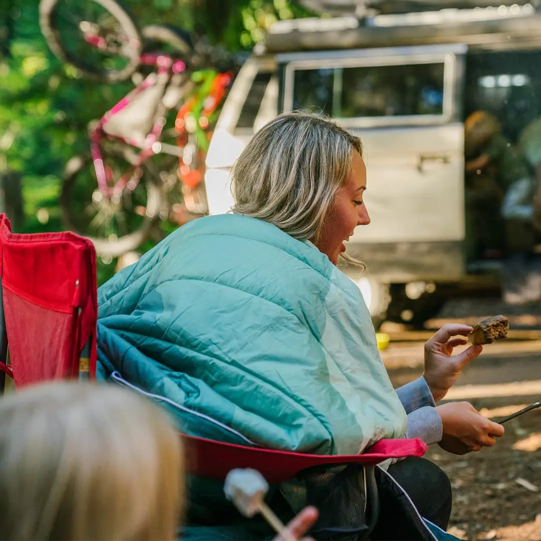 High Quality Packable Light and Thin Blanket Waterproof Fabric Warm Compact Camping Travel Down Blanket for Hiking, Backpacking