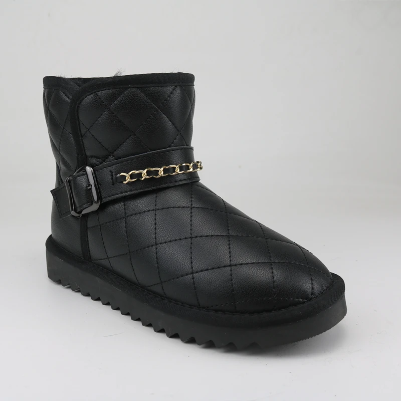 Кожаные женские ботинки с цепочкой