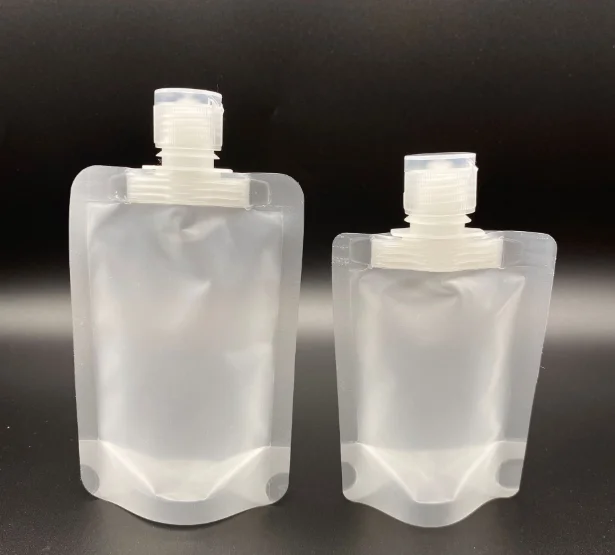 Прозрачный откидной упаковочный пакет пластиковый стоячий с носиком портативный дорожный для жидкости и макияжа 100 мл