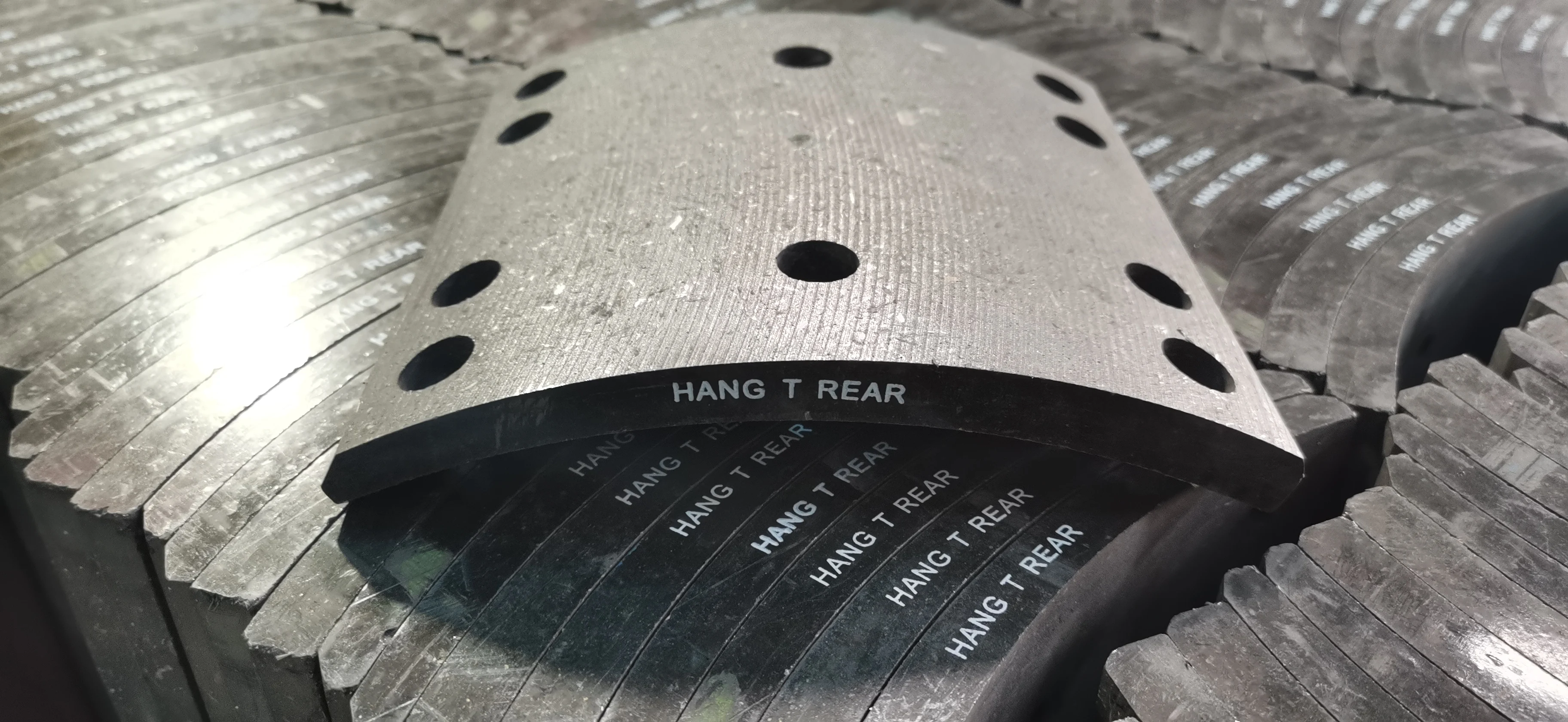 New Arrivals HANG T REAR Faw Truck Brake Lining In Roll Brake Lining Indian Leyland Brake Lining Shovel Machine For Sinotruk