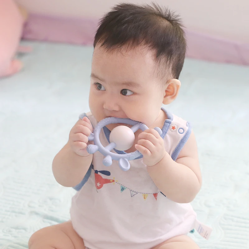 
2018 Wholesale Best Christmas Gift Free Sample BPA Free Baby Navo Silver Silicone Ball Rattle Teether 