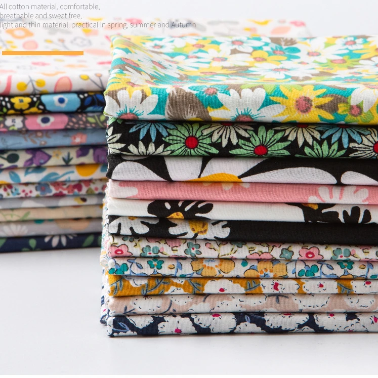 В наличии много хлопчатобумажных тканей с цветочным принтом