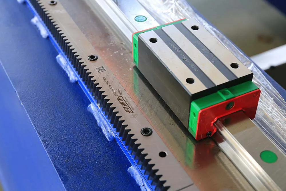 Удобный станок для волоконной лазерной резки 3015 cnc листовой металл с сильной