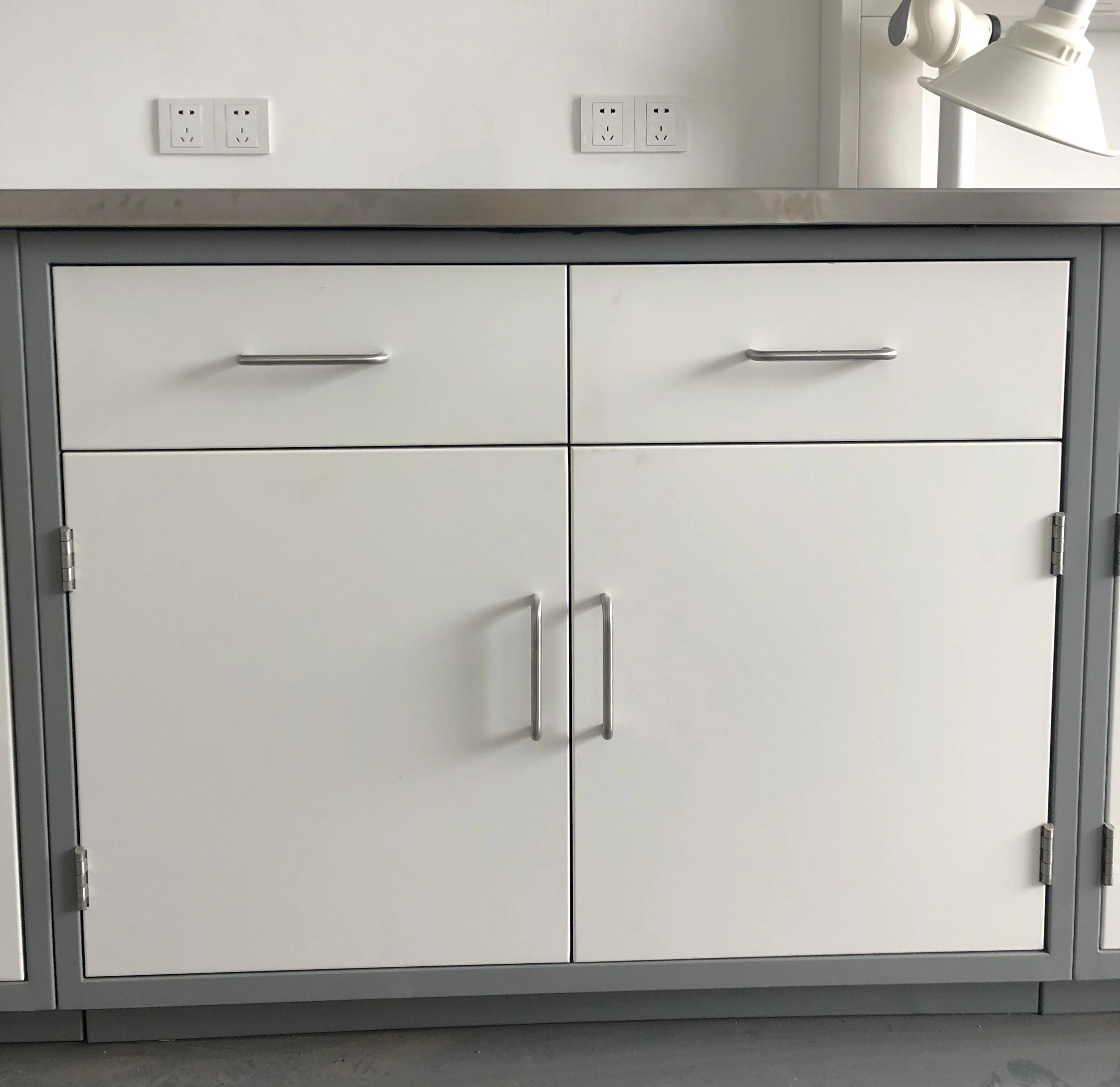 Школьная лабораторная мебель металлическая Рабочая скамья лабораторный стол с шкафами