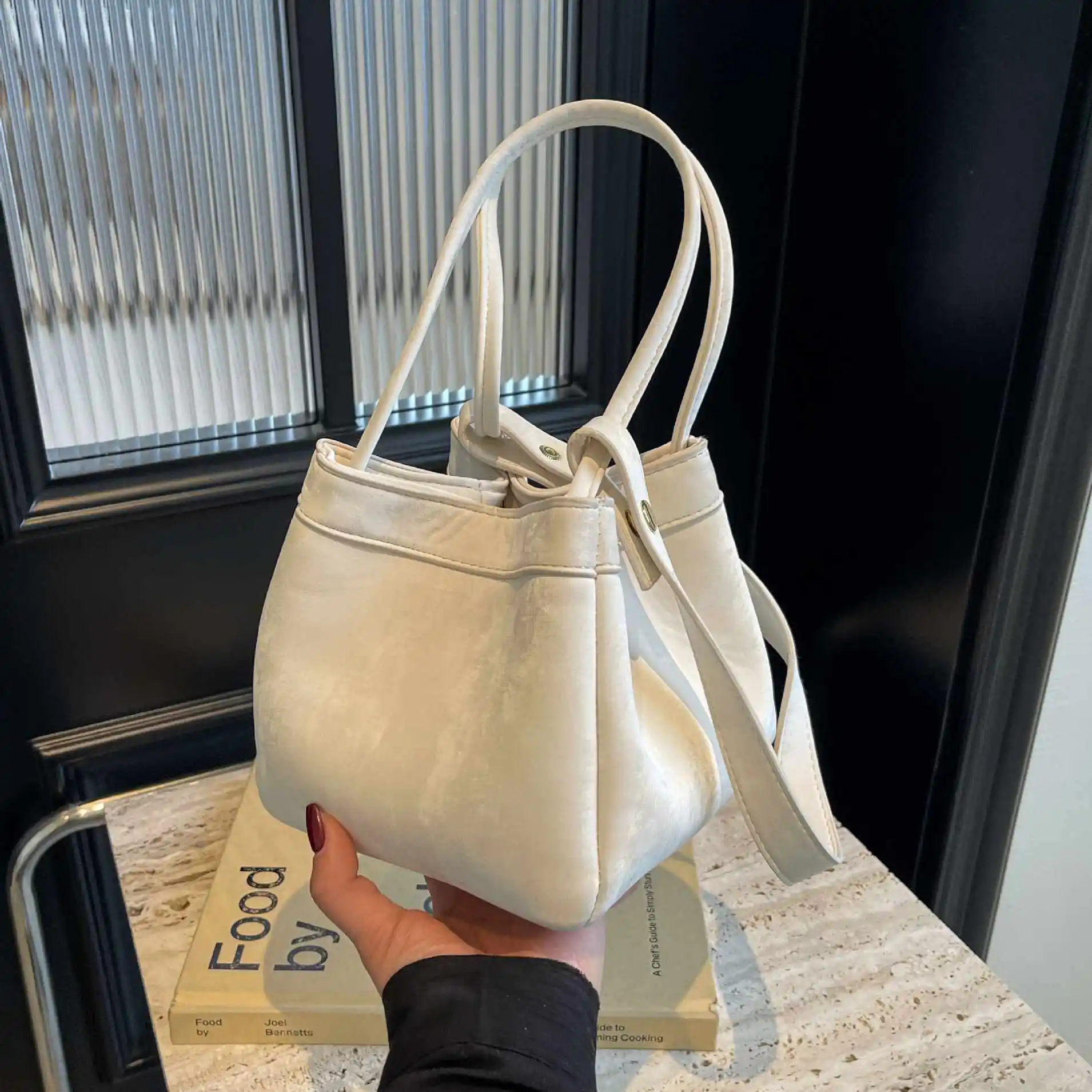 Niche Design Fashion Premium Feeling Texture Shoulder Bag Tote Bucket Bag Female