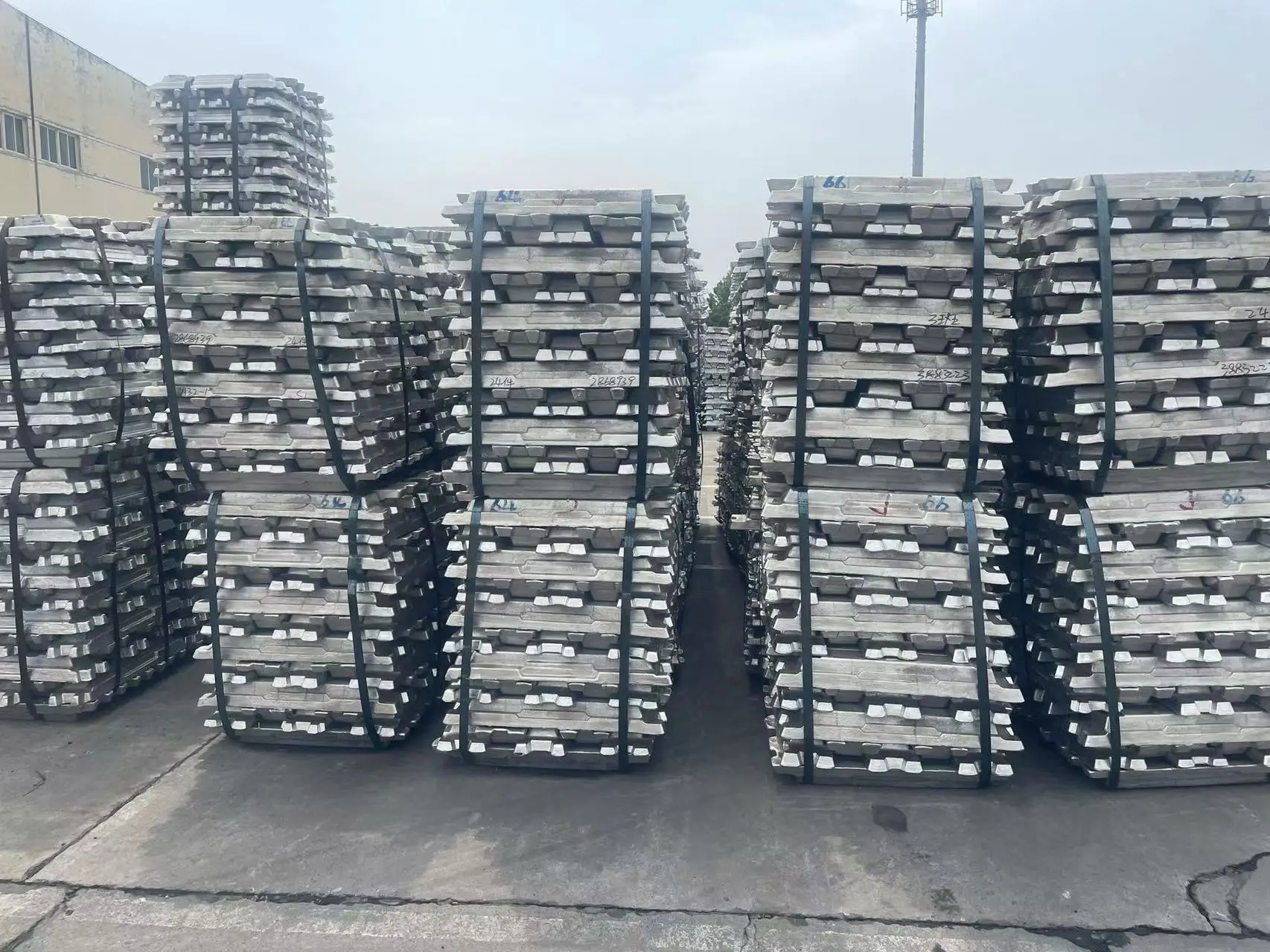 Spot aluminum Ingots 99.7%-99.90% High Purity Metallic  Industrial Casting Materials