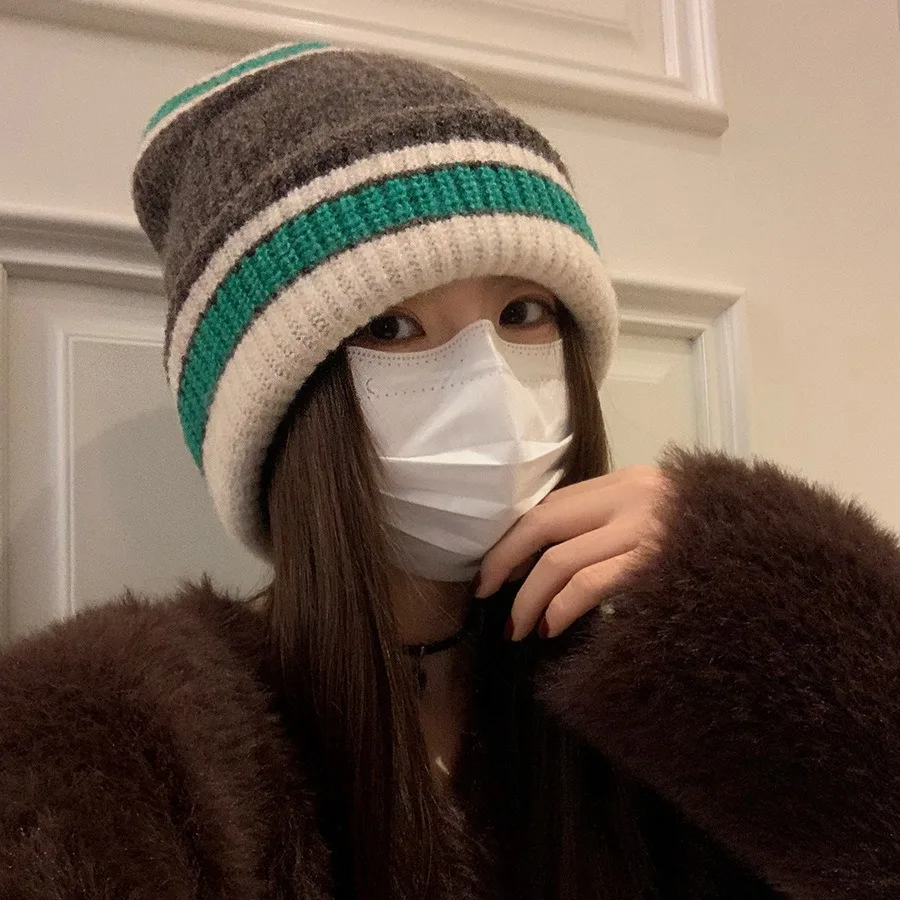 Зимняя вязаная шапка с логотипом