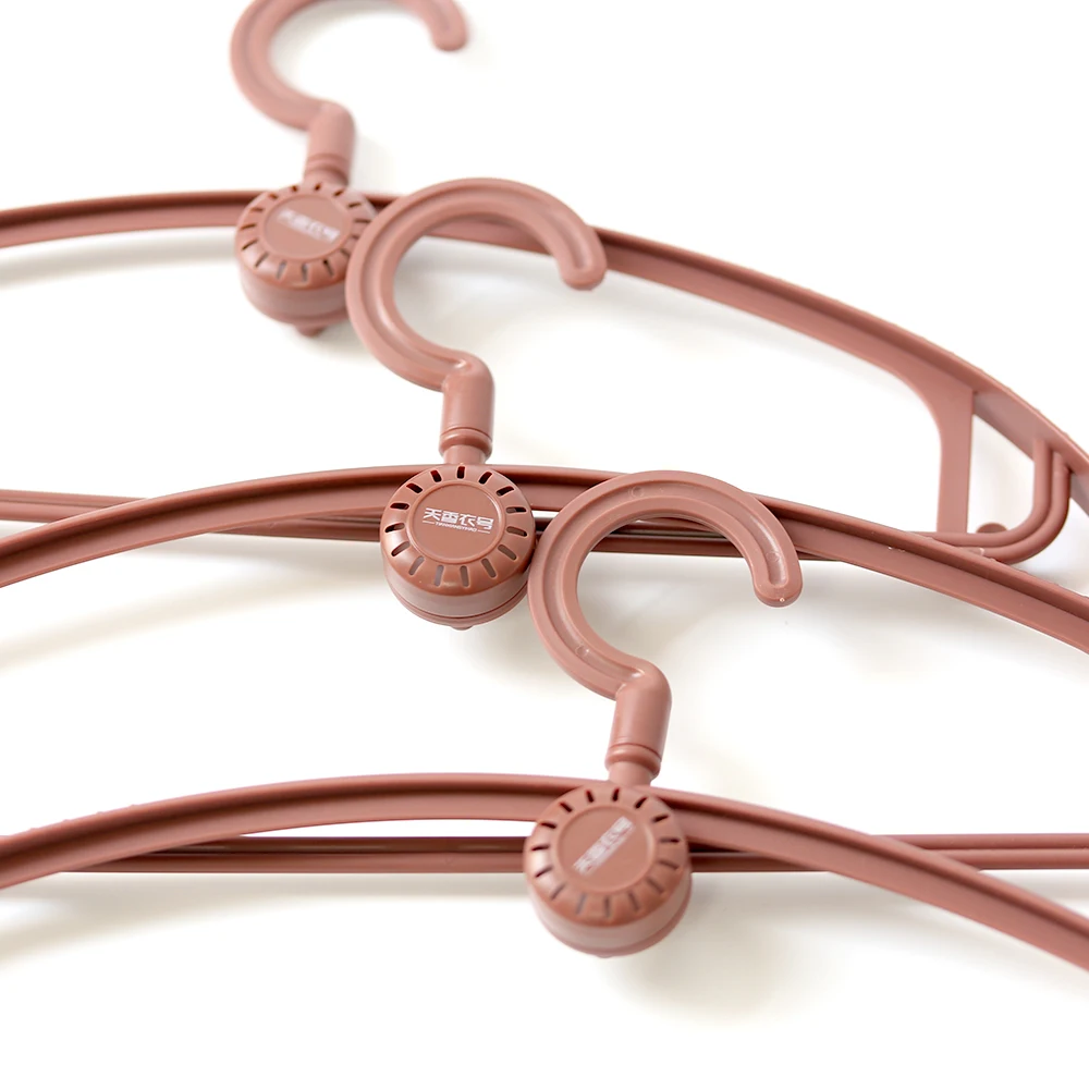 Hot Sale Newly Designed Eco-friendly Non Slip Plastic Clothes Hangers With Fragrance Aromatherapy Hanger For Home decor