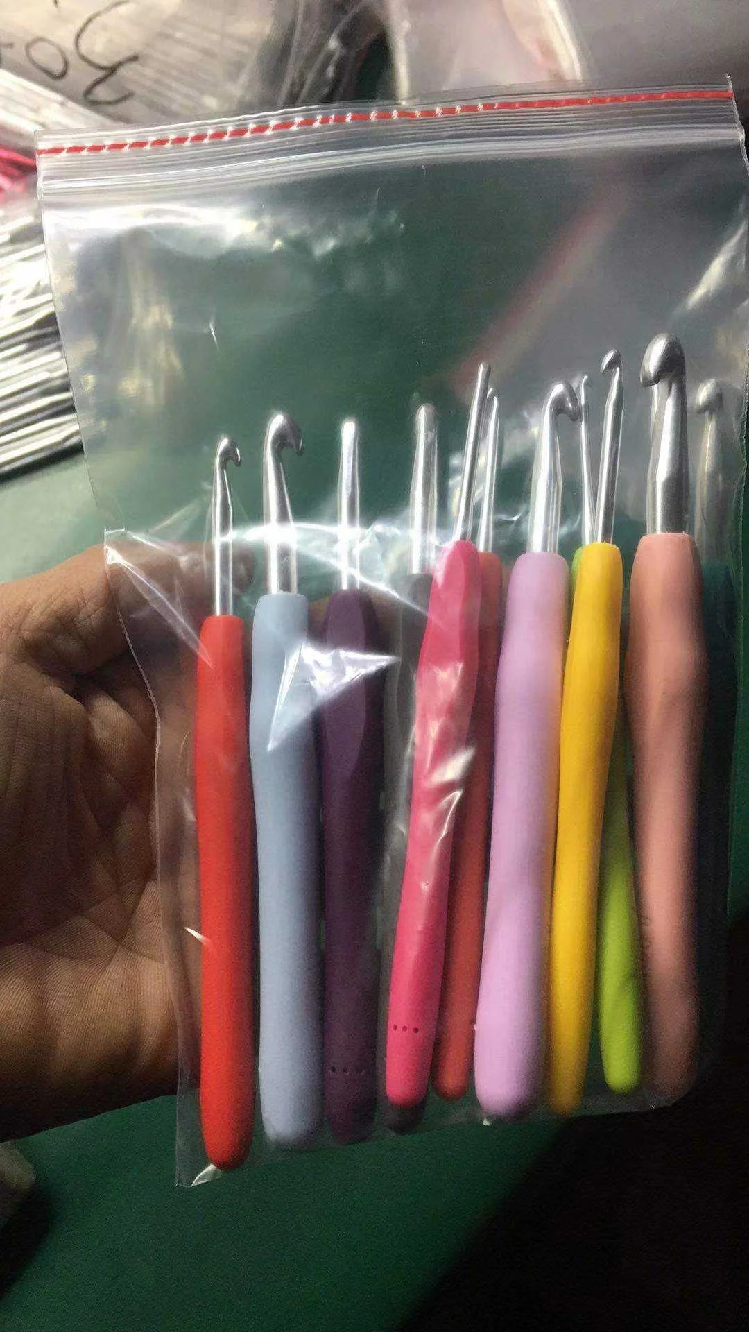 Wholesale Hot Sale 9pcs knitting needles resin custom 3.5mm 4mm colored aluminum solid soft handle crochet hook set ergonomic