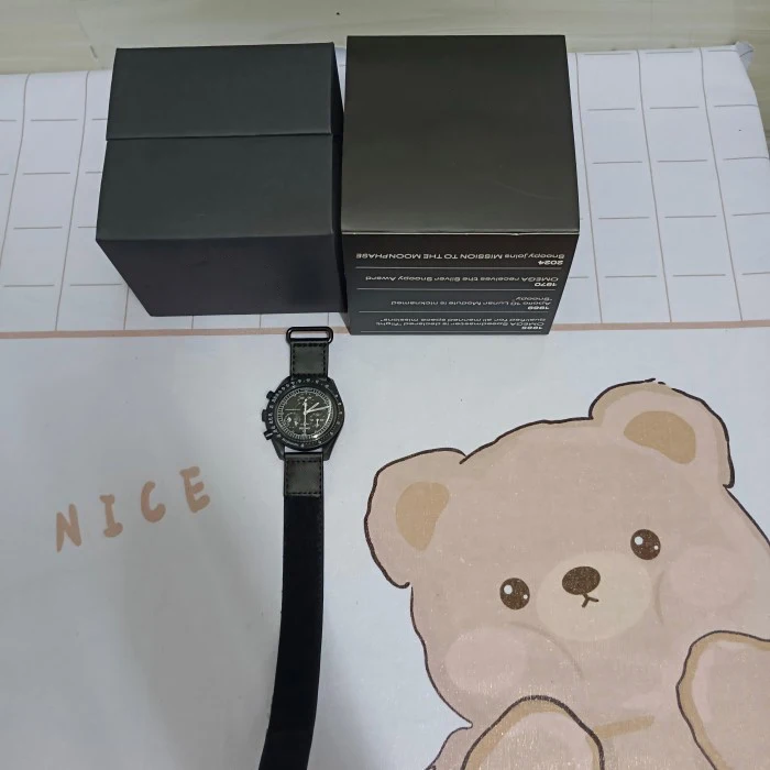 The watch box is rough and contains a full set of documents be suitable for jam moon omega reloj swatch watch strap hombre