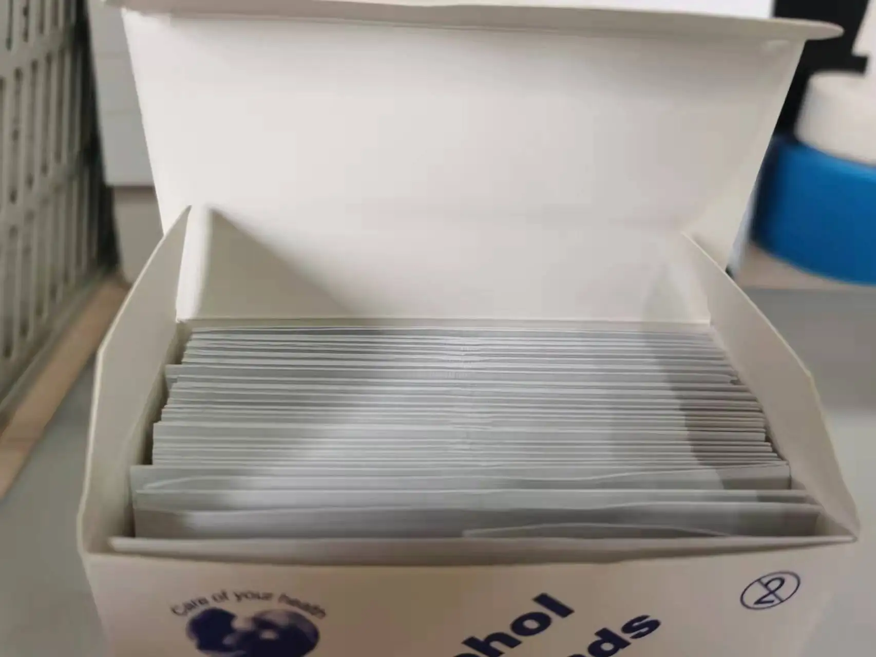 Non-woven  pad and 70% isopropyl alcohol pads and clean wipe