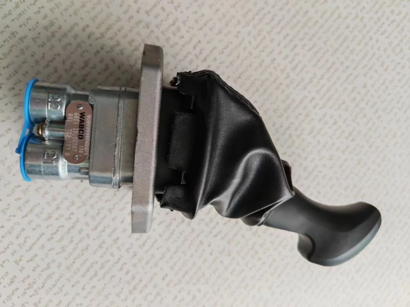 howo hand brake valve1.jpg