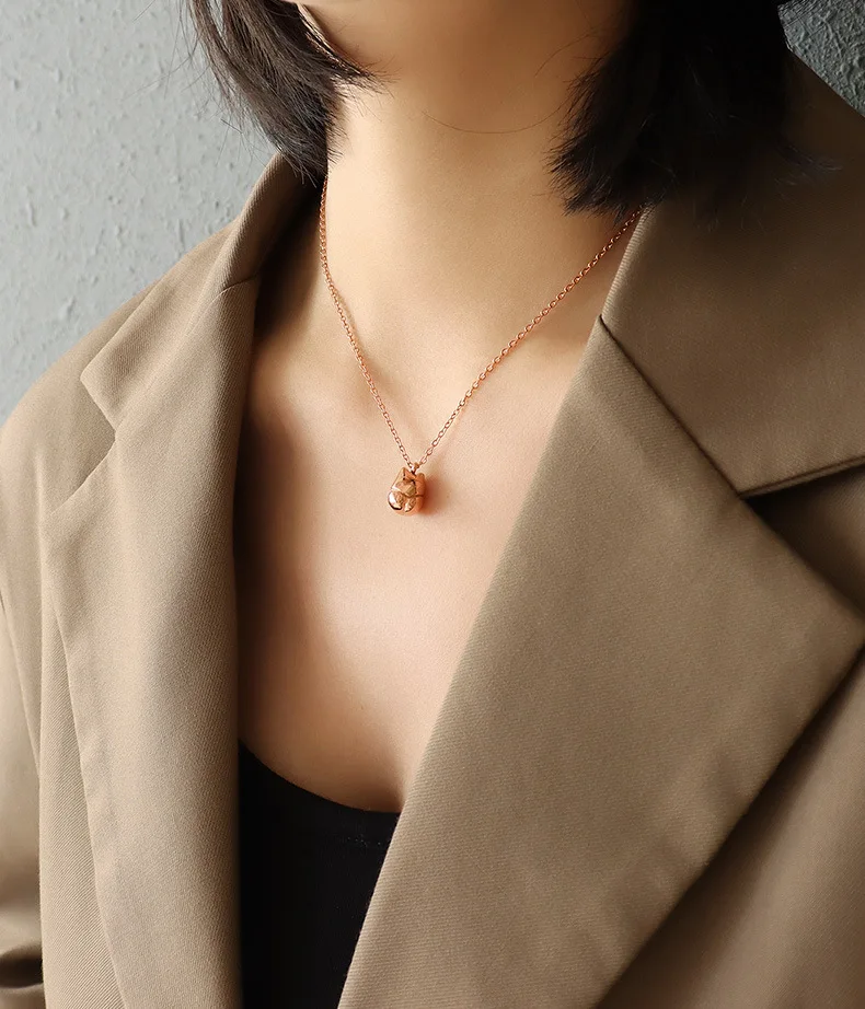 2023 fashion new stainless steel 18K gold texture light luxury lucky cat pendant rose gold necklace