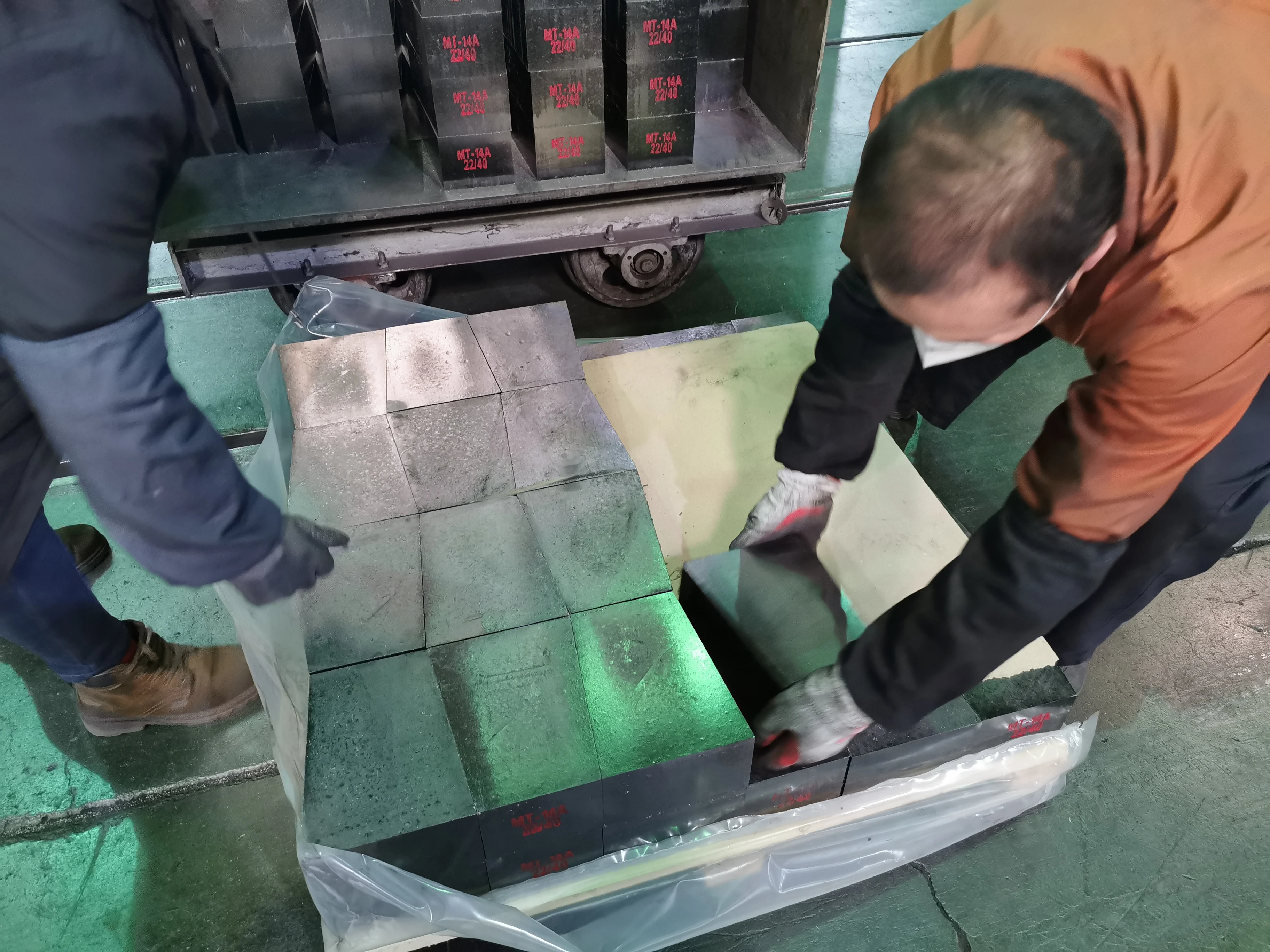 China manufactures mgo magnesite carbon bricks al2o3 70 magnesia carbon unfired bricks for AOD