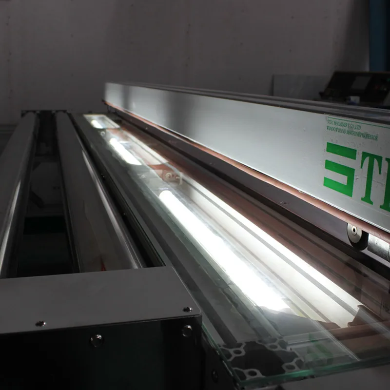 Ультразвуковая машина для резки ткани роликовой шторы с идеальными прямыми разрезами двойной зажим прессования ткани.