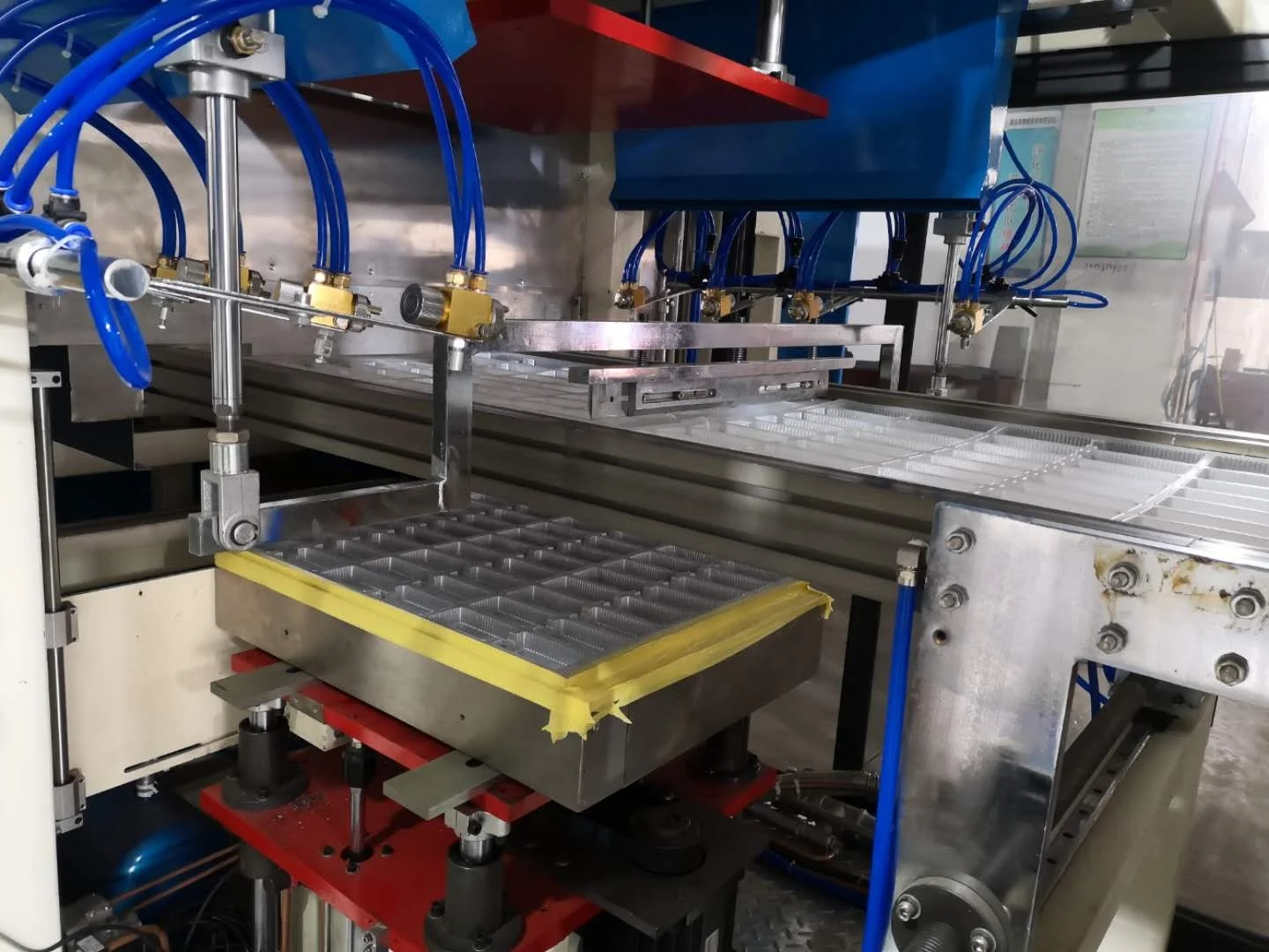 servo motor high forming area PS PET PVC PP HIPS vacuum forming machine plastic packaging machine