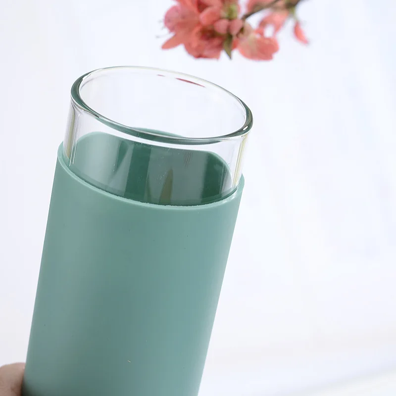 custom high borosilicate glass tumbler with straw with bamboo lid and silicone sleeve food garde