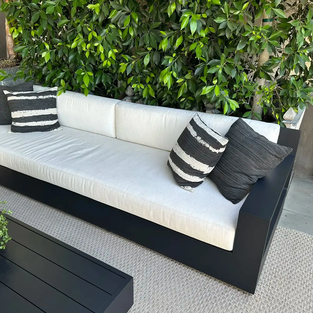 2024 Modern  customized  luxury aluminum  Frame Garden Patio Outdoor Couch and Sectional Sofa