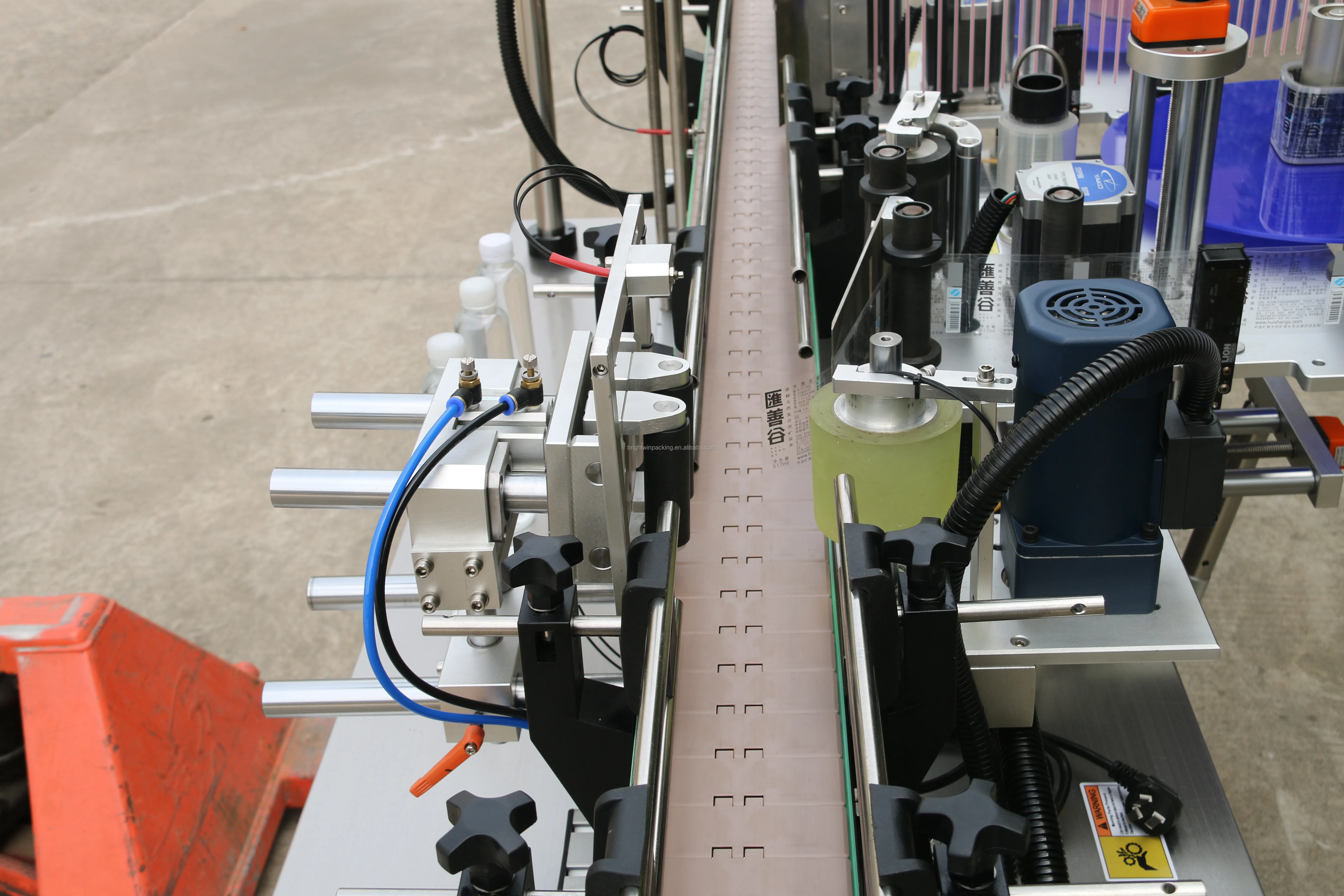 Автоматическая машина для маркировки круглых бутылок с видео в Шанхае