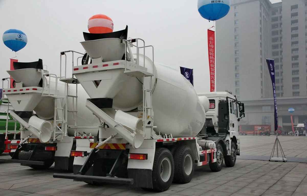Used SINOTRUK Howo Mixer Truck 8x4 Drive Wheel Diesel Cement Truck for Sale Price on Concrete Mixer Trucks