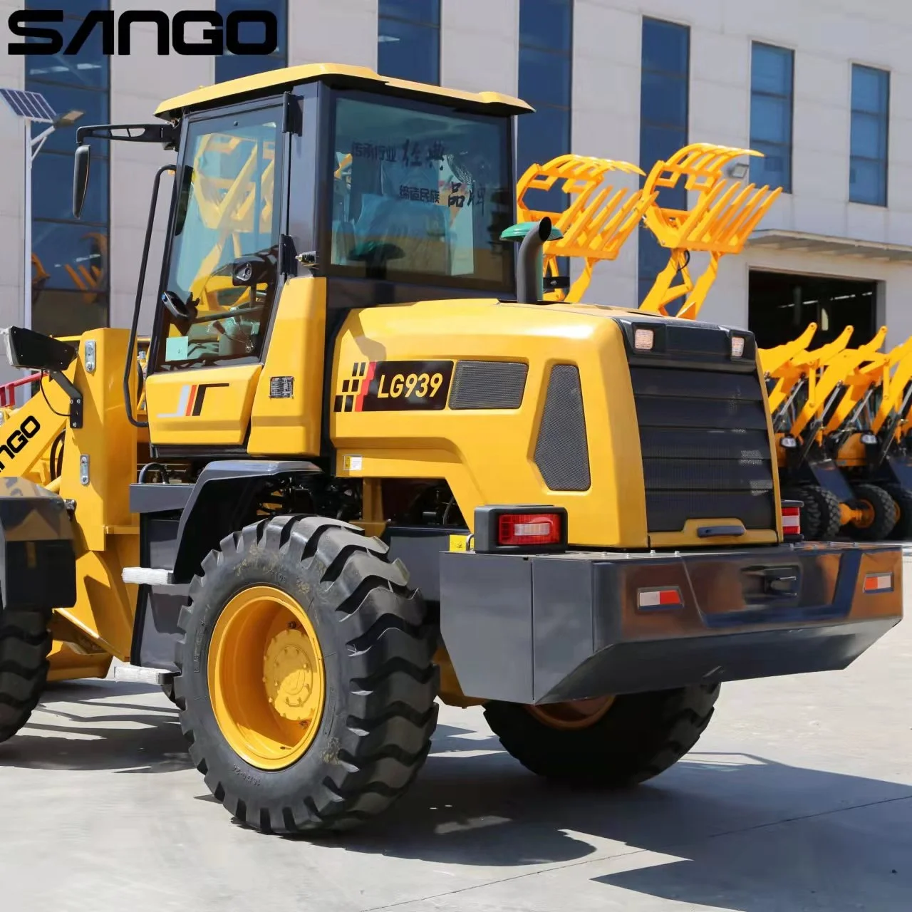 LG939 800kg 1.5 ton mini articulated pallet fork for wheel loader hydraulic pump 2 ton 4 wheel front end loader transmission oil