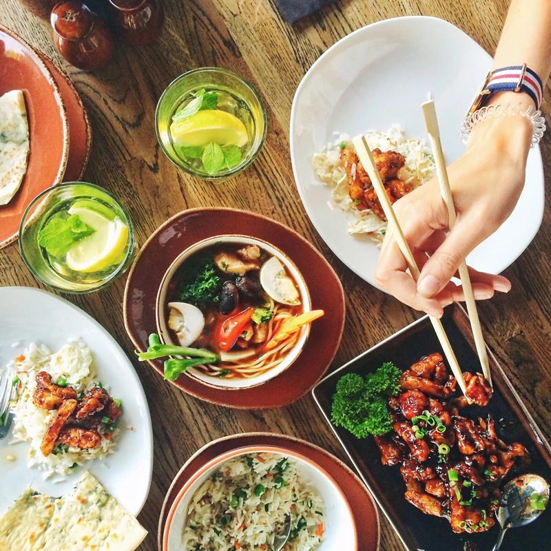 Лидер продаж, белые бамбуковые палочки для суши с напечатанным логотипом на заказ, бамбуковые палочки для еды для ресторана