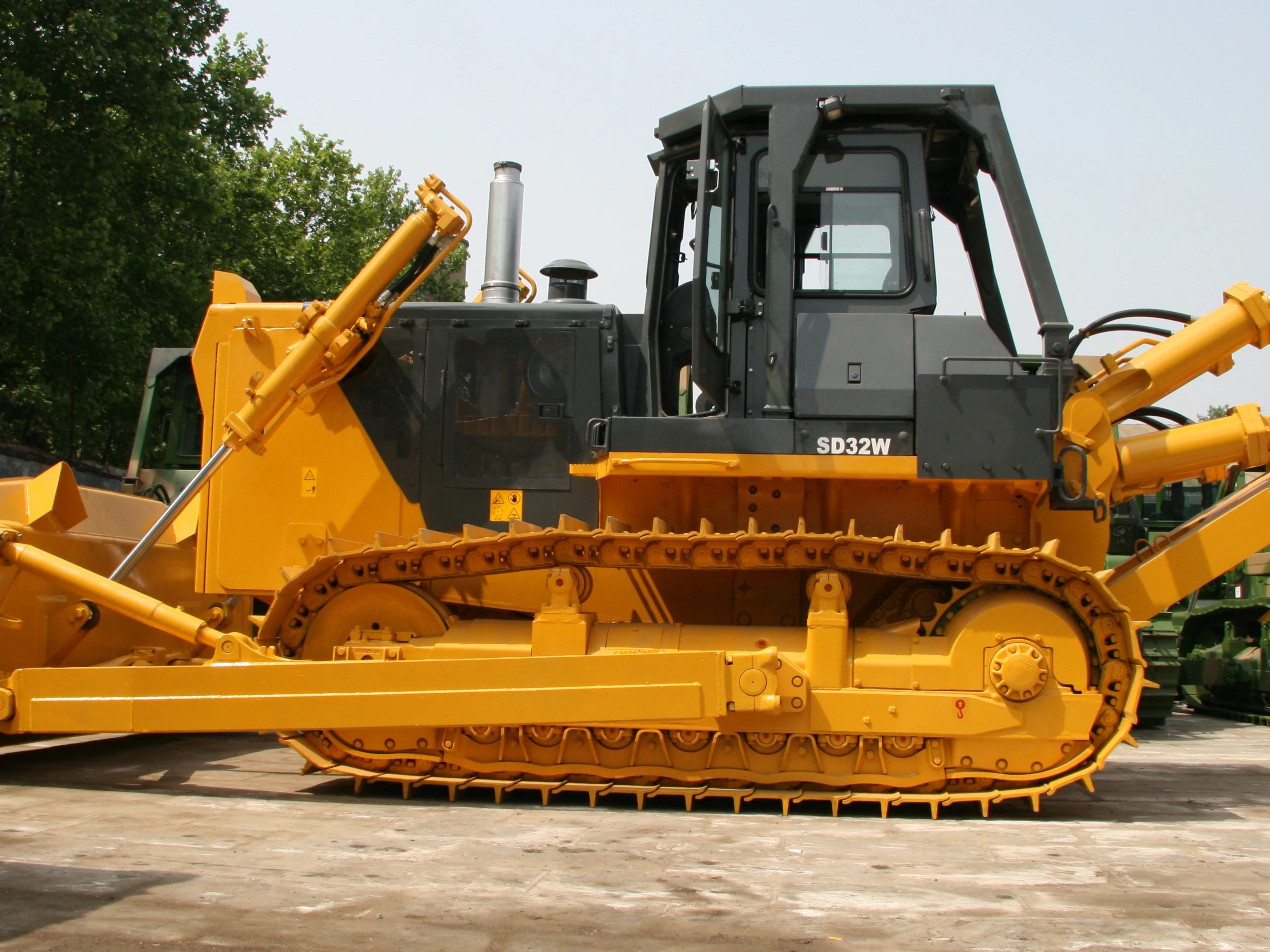 Reduced work intensity Crawler Bulldozer SHAN-TUI SD32 series Cummins engine with cheap price in stock for sale