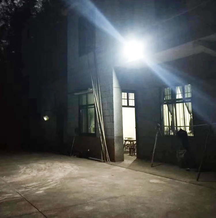 Wide-Beamed Outdoor Solar LED Flood Light for Countryside Area Lighting with 180 Degree Angle Adjustment CE Certificated