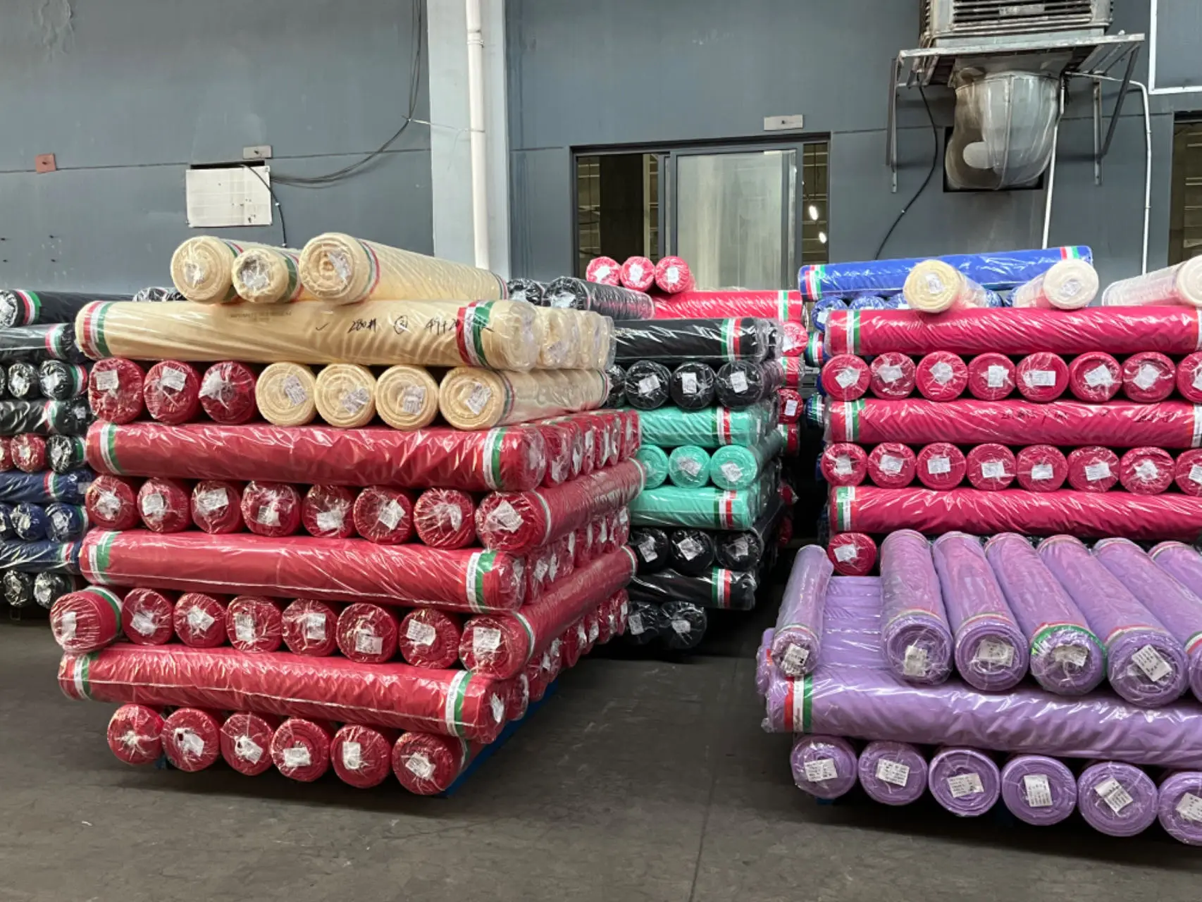 The factory directly supplies 100% polyester 300D Minimatt for tablecloth