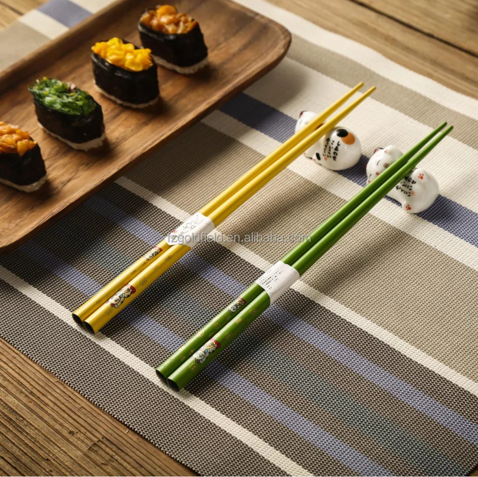 Hot Sale Flash Household Various Colors Lucky Cat Pattern Wood Chopsticks And Kitty Ceramic Holder Fine Gift Box Set