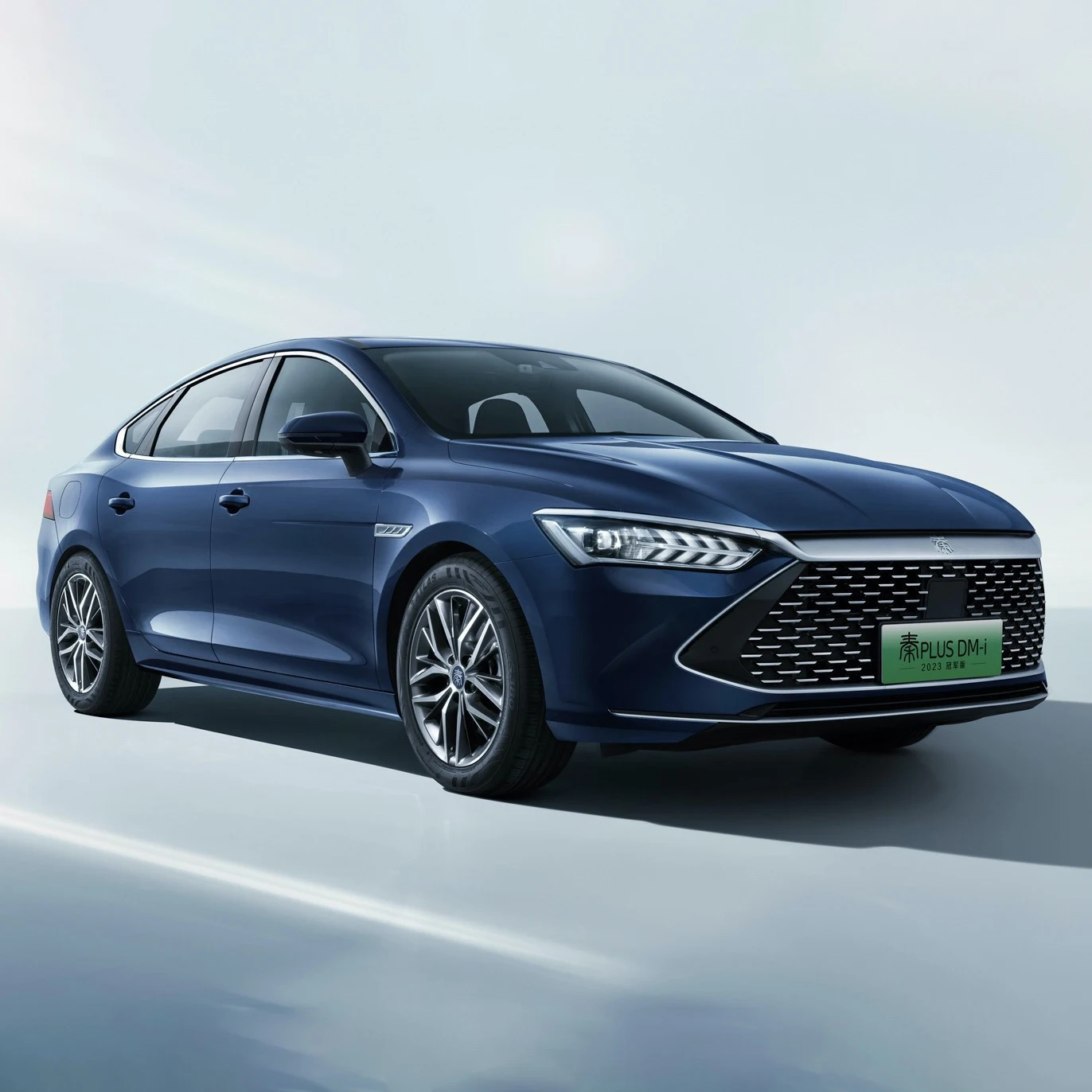 Дешевый гибридный автомобиль BYD Qin PLUS 2024 dm-i 55 км PHEV Китай Новый энергетический электромобиль