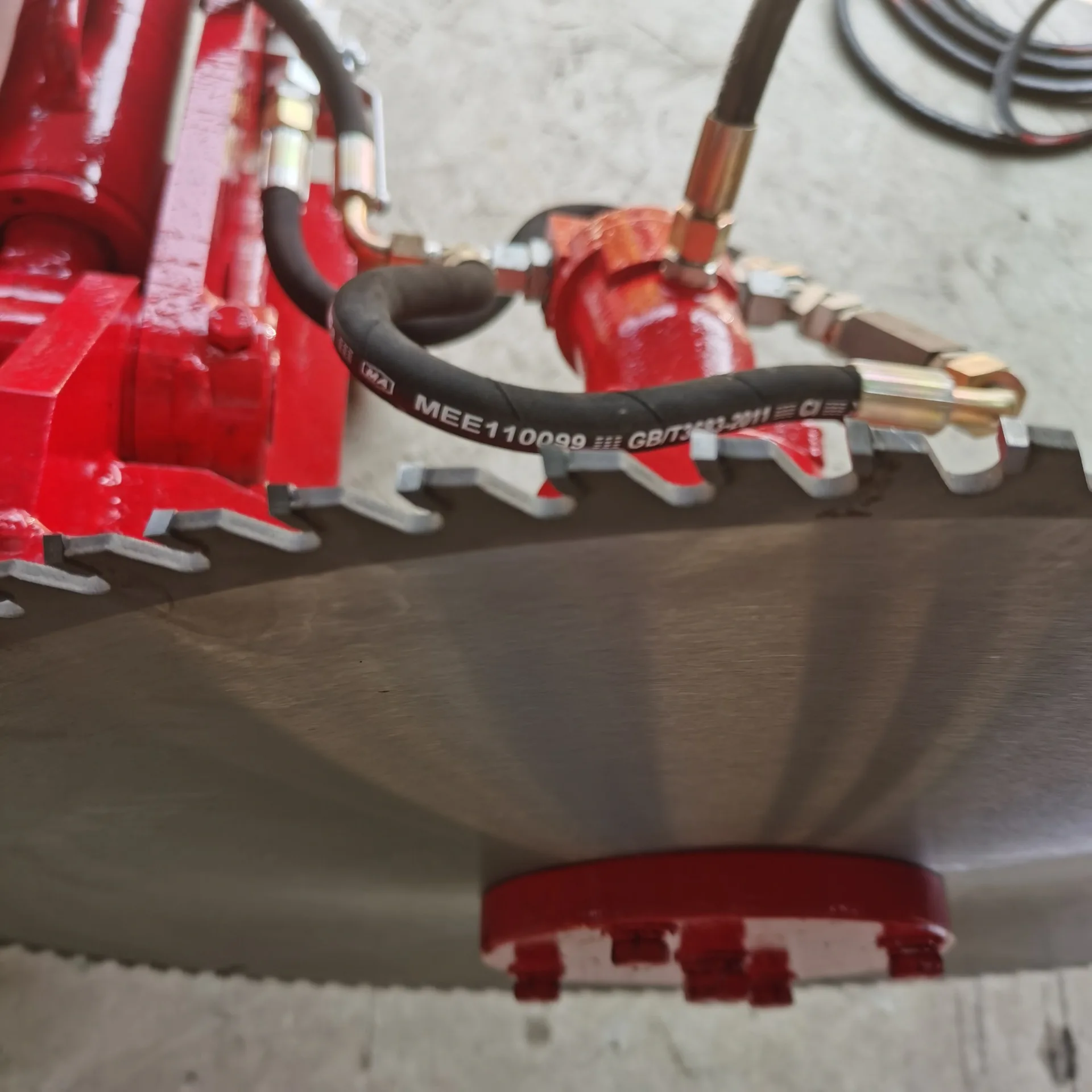 Excavator Attachment wood saw hydraulic saw with circle blade for cutting tree