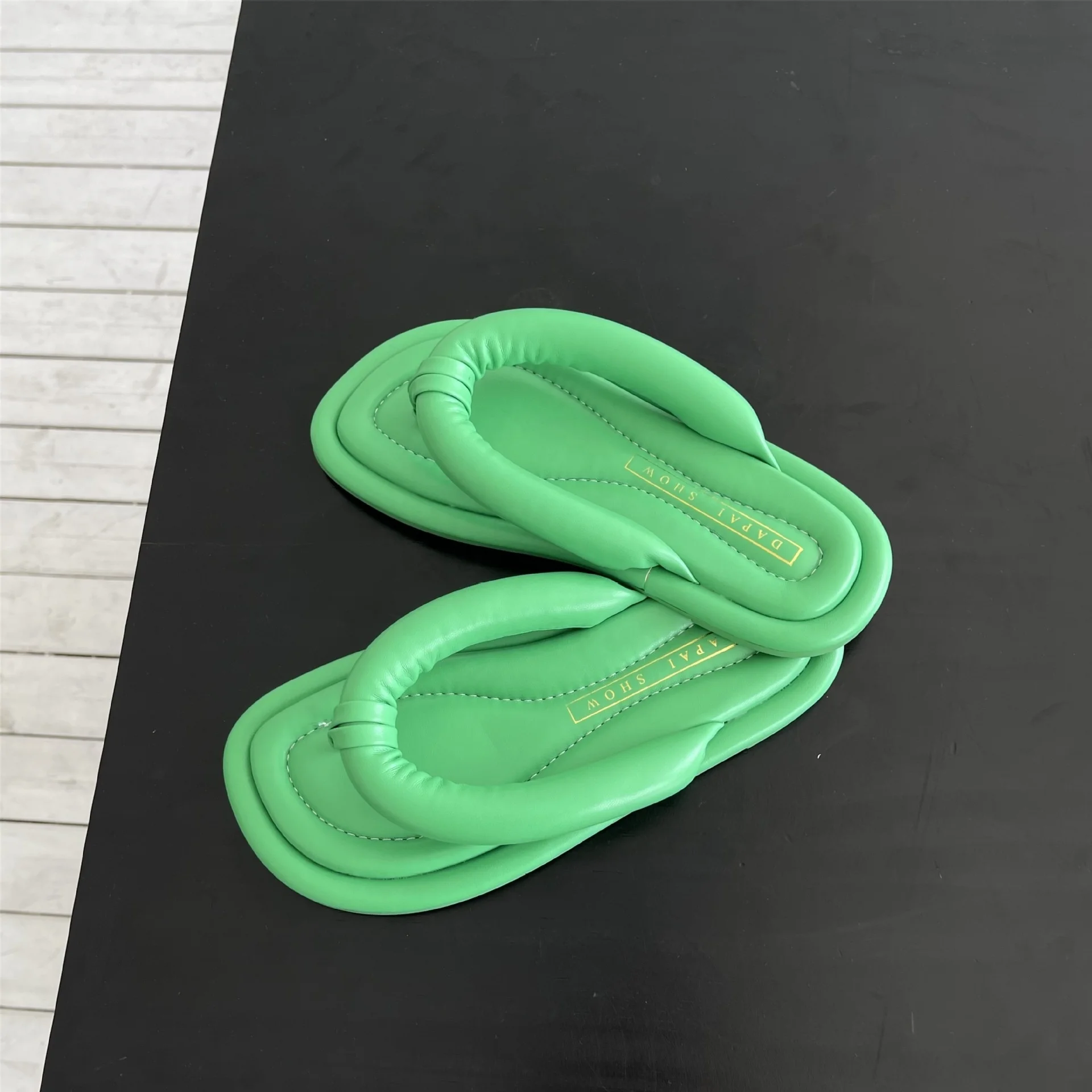 New Creative Lady Slip-on Sandals Designer Green Sponge Slippers Summer Beach Sandals Flip Flops Slippers