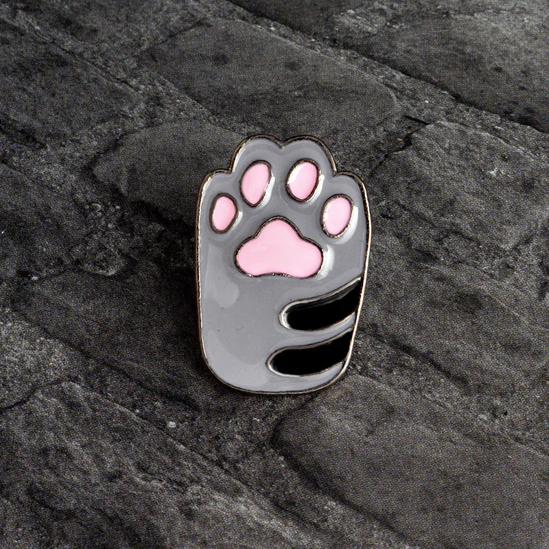 Hot Selling Custom Cat Dog Footprint Brooch Cute Pink Animal Footprints Enamel Lapel Pin Funny Cartoon Theme Casting Souvenir