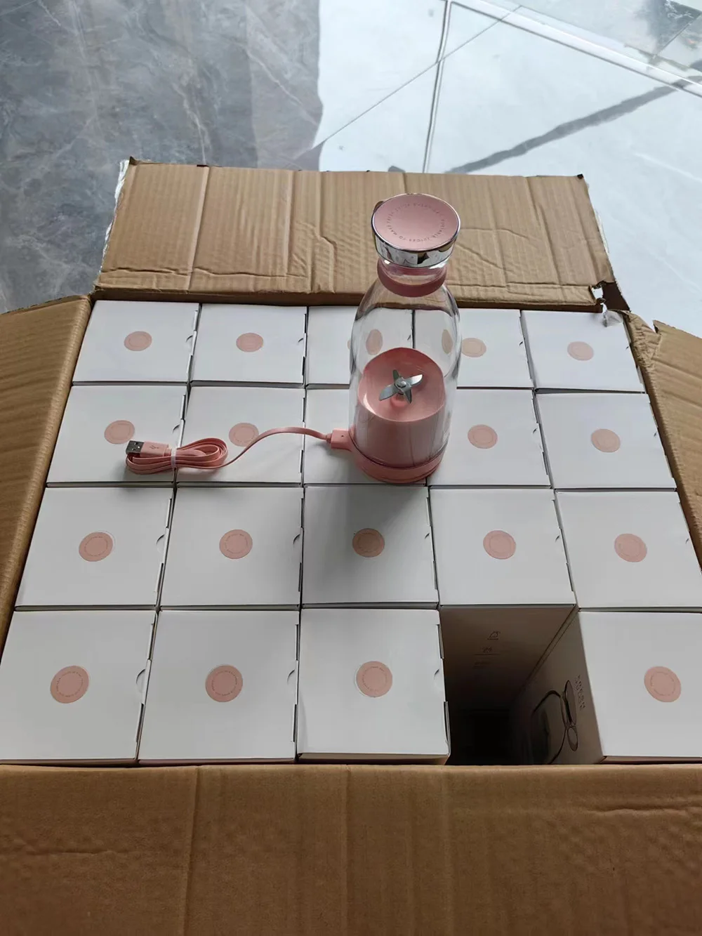 D&D Tiktok  hot selling Rechargeable USB wireless charge fruit juicer colorful magic portable mini fruit juicer