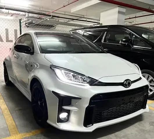 Высокий спрос достаточно используемый седан Toyota Yaris Vitz для экспорта