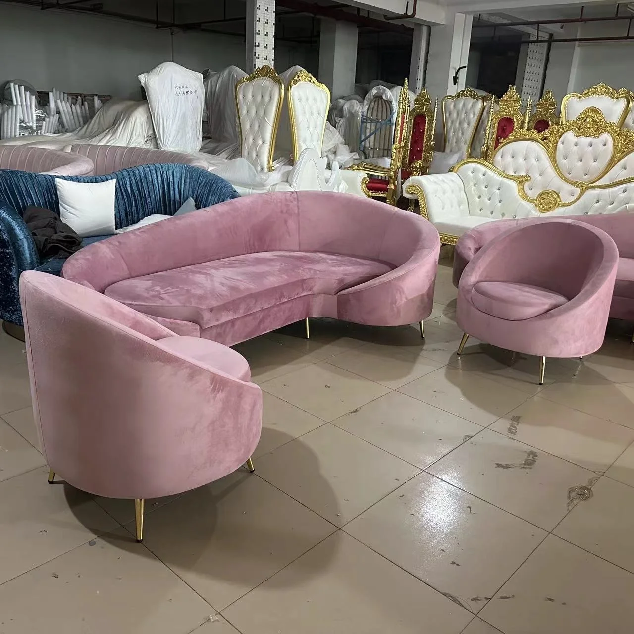 Pink Velvet Sofa New Design 2024 Furniture Hotel Wedding Events Furniture Supplier Love Seat Bride and Groom
