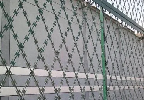 Забор из колючей проволоки, проволока для бритвы