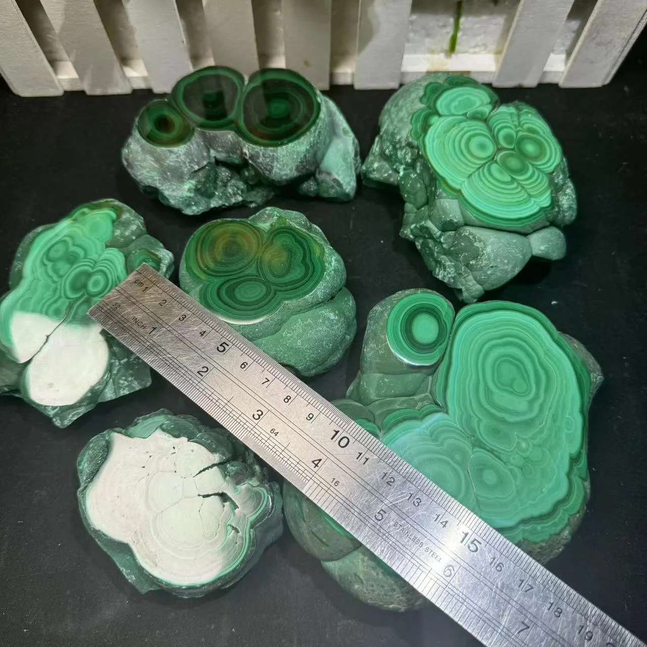 Wholesale malachite raw stone natural crystal high quality polished malachite raw stone for gift