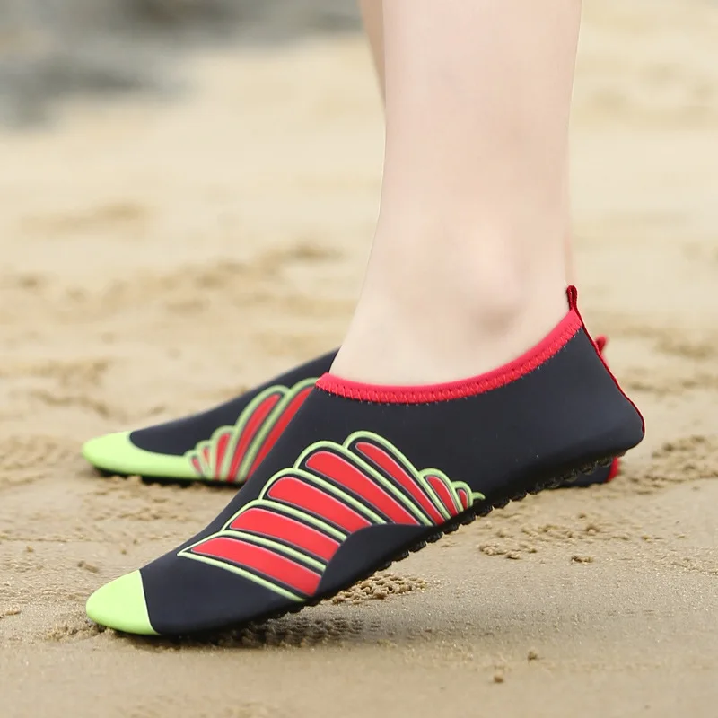Outdoor beach shoes for men and women swimming, diving, snorkeling, and shoes with soft soles for paddling couples.