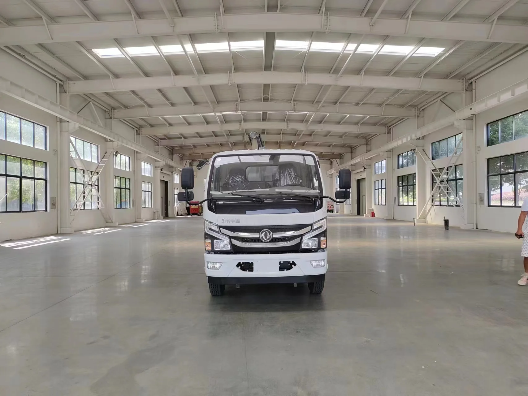 New Dongfeng 5-6 Tons Diesel Manual Sepptic Tank Pump Truck Manure Transport and Feces Pumping Truck Selling Truck