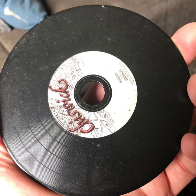 Виниловый CD-диск диаметром 12 см в виде CD-диска с загрузкой данных качестве виниловой записи (LP) и черного цвета