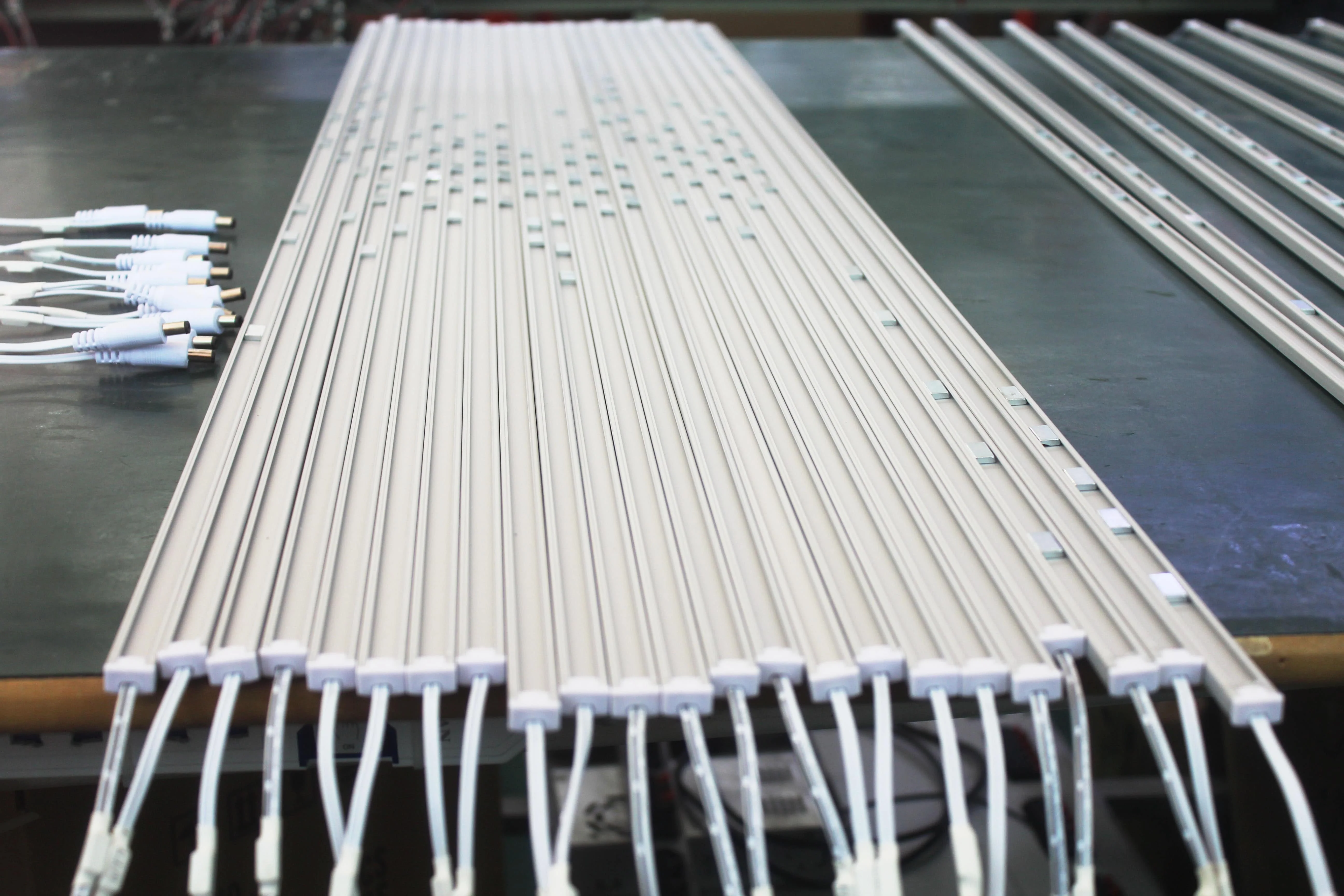 Gonodola  Retail Grocery Store  shelving led light bar with magnetic on led bar and power track