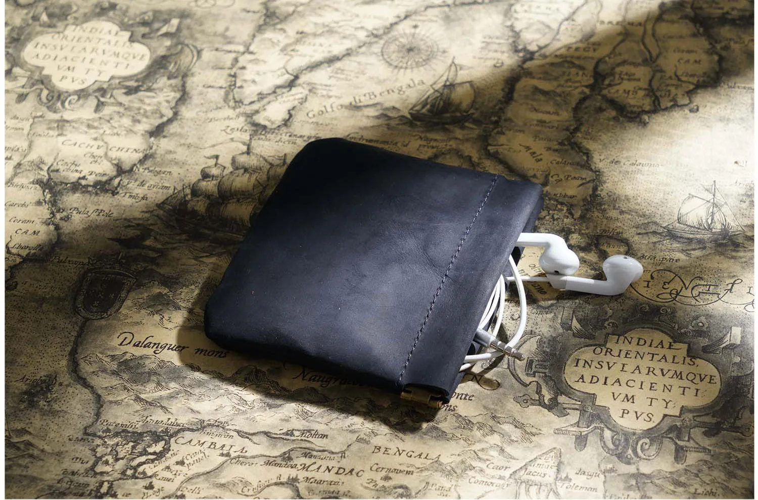 Full Grain Crazy Horse Leather Customized Engraved Logo Squeeze Coin Purse Pouch Change Holder For Women&Men