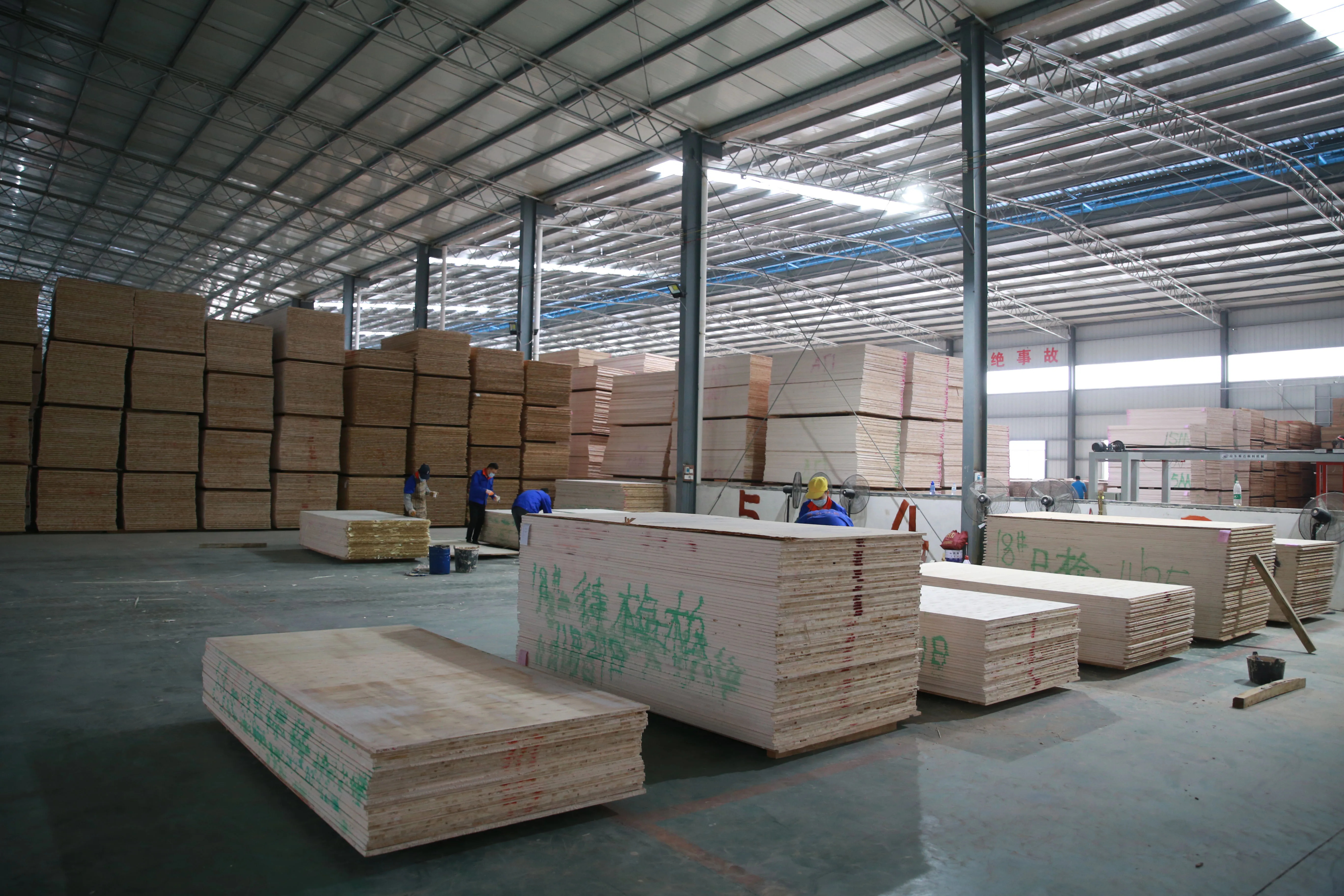 The Best China 5/9/18/25mm Melamine Multilayer Solid Wood Plywood 4x8 Melamine Laminated Plywood Board For Furniture