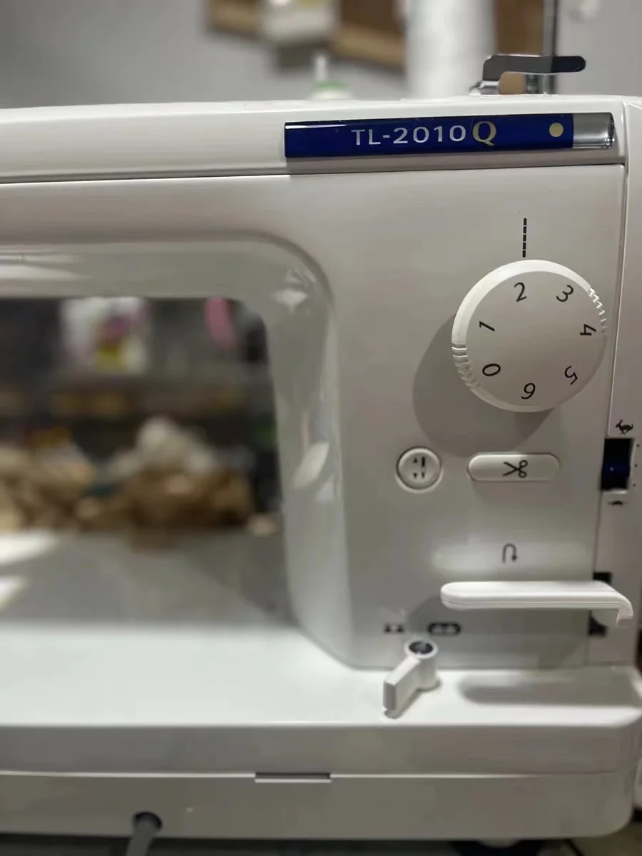 Factory Outlet Jukis 2010 Mid-Arm Quilting and Piecing Sewing Machine with Automatic Thread Trimmer and Speed Control