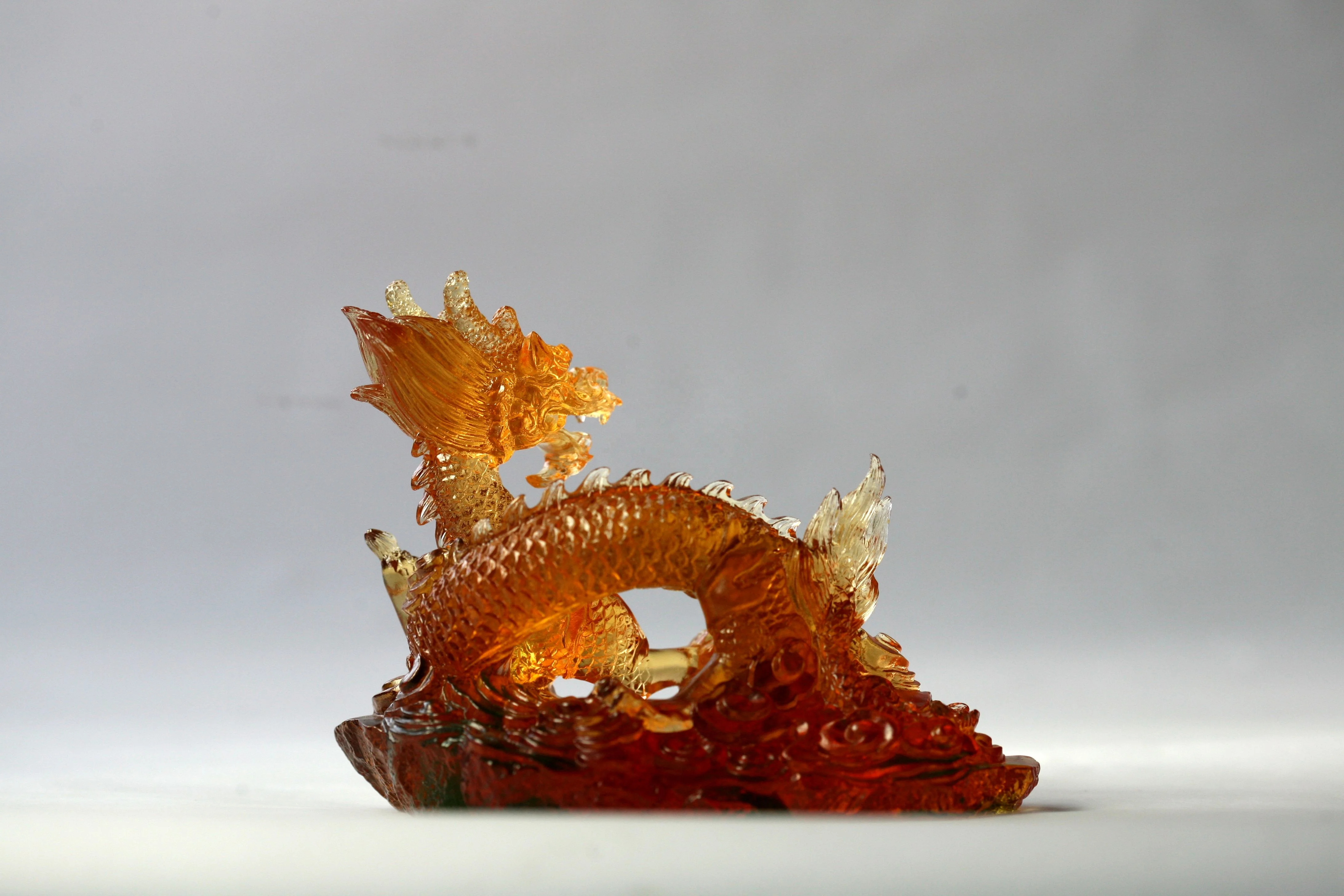 Customized Art Collectible Crystal Crafts Animal Sculpture Dragon Statue Colored Glass Decoration