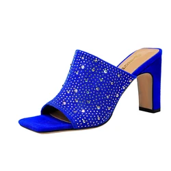 83-6 модных рубашек с цвет шлепанцы со стразами; С тонкой повязкой на толстом высоком каблуке открытым носком с квадратным носком замшевые слово со стразами женские тапочки; Летние туфли