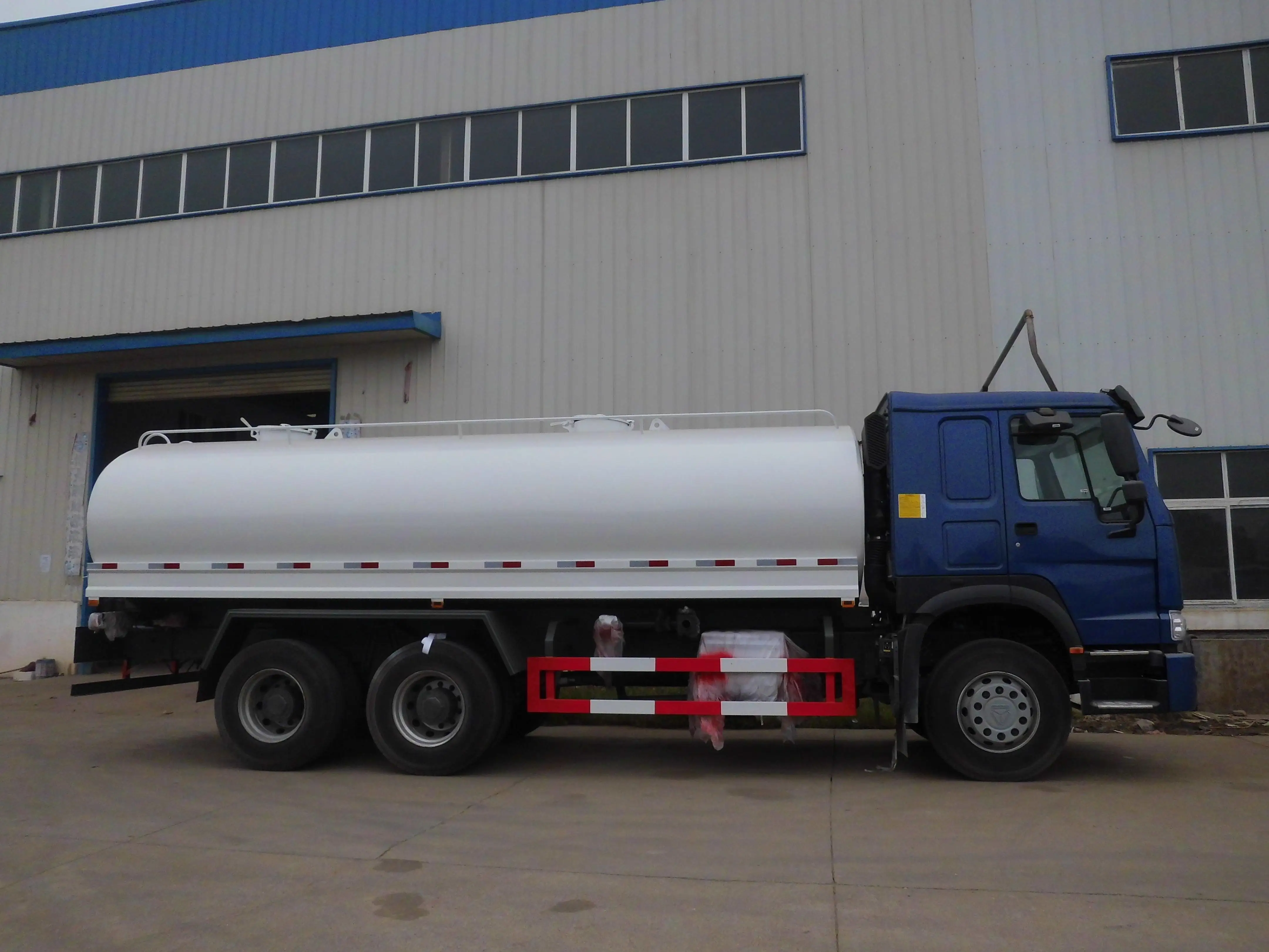 Грузовик для бензовоза Sinotruck howo 20000 литров 20 тонн бензовоз с диспенсером транспортный грузовик